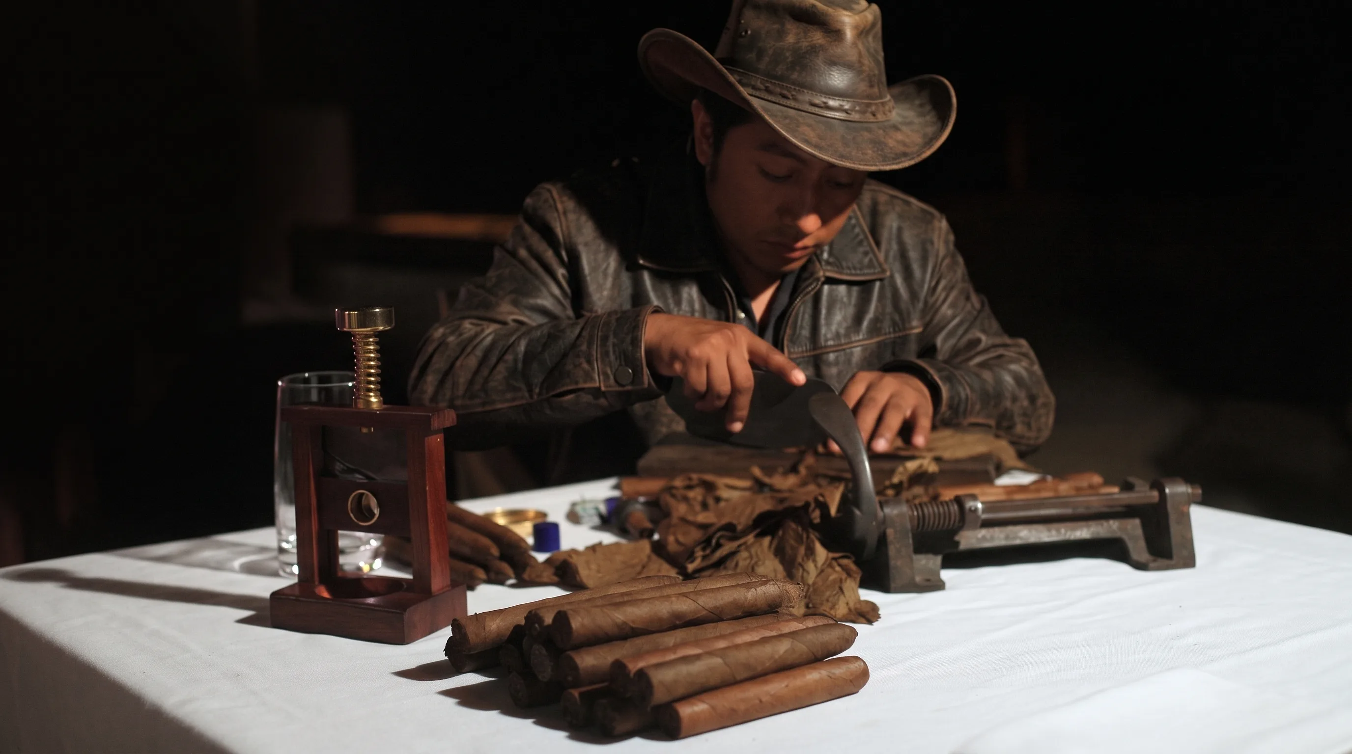 Hand-Rolled vs Machine-Made Cigars: What You Are Actually Paying For